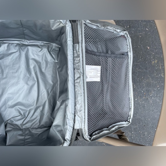 IGLOO Gray 9 can cooler bag, (Pre-owned) in great condition. - Picture 4 of 5
